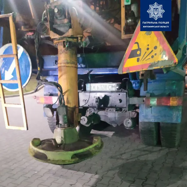 «Розпочав» сезон: на Житомирщині у п'яного водія снігоприбирача відібрали «права»