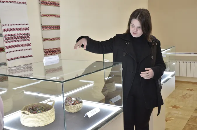 Народні майстри показали свої писанки у центрі Луцька (фото)