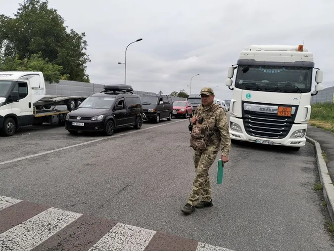 Десятки автівок: на «Устилузі» – величезні черги (фото)