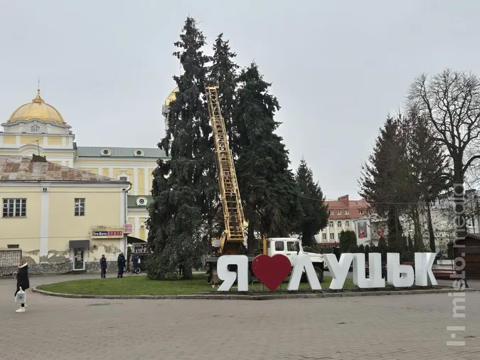 До 6 грудня будуть готові: у Луцьку почали прикрашати центральні ялинки