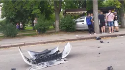 На Відродження у Луцьку – аварія: авто вилетіло на тротуар (оновлено)