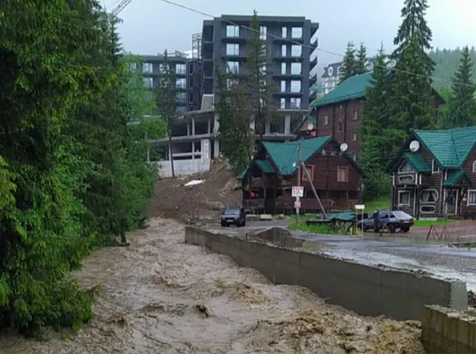 Паводок змив Буковель і знищив дороги до нього (відео)