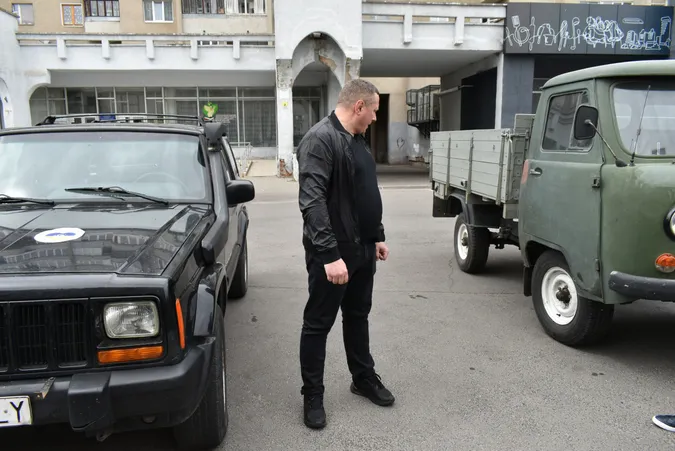 Волинська ОВА передала на фронт дві автівки (фото)