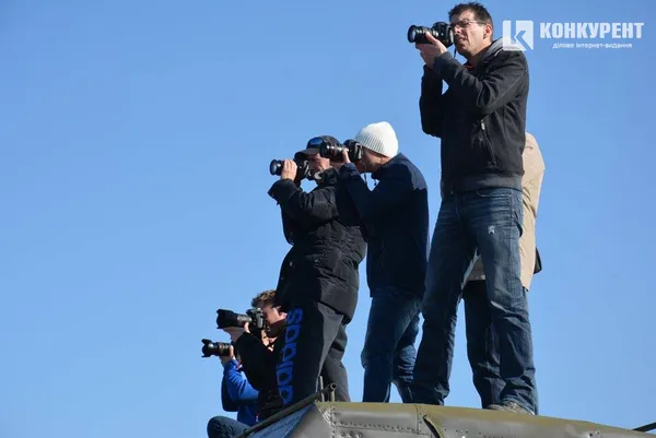 Журналістам з ЄС показали військову авіацію в Луцьку