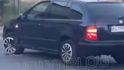У центрі Луцька мотоцикліст в’їхав у легковик та втік, а потім повернувся