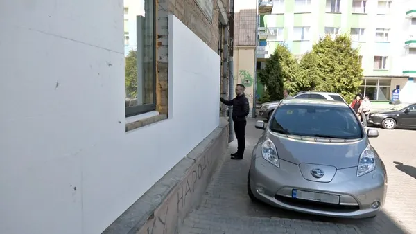 У Луцьку знищили мурал відомому кінорежисеру Борису Ревенку: хто це зробив (відео)