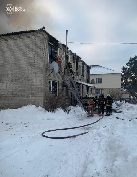 У селищі на Волині рятувальники ліквідували пожежу у багатоквартирному будинку (фото)