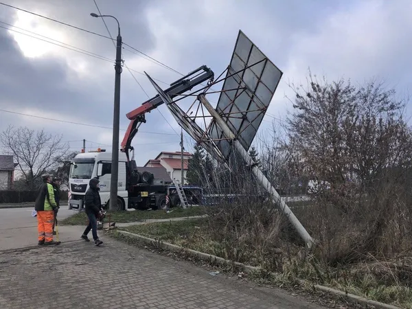 Без дозволів чи неоплачені: у Луцьку демонтували великі рекламні борди (фото)