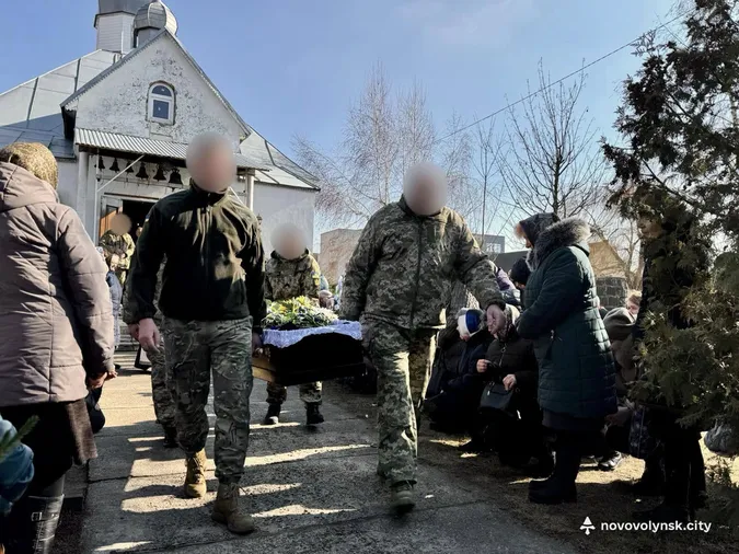 У Нововолинську попрощалися із воїном Володимиром Киричуком (фото)