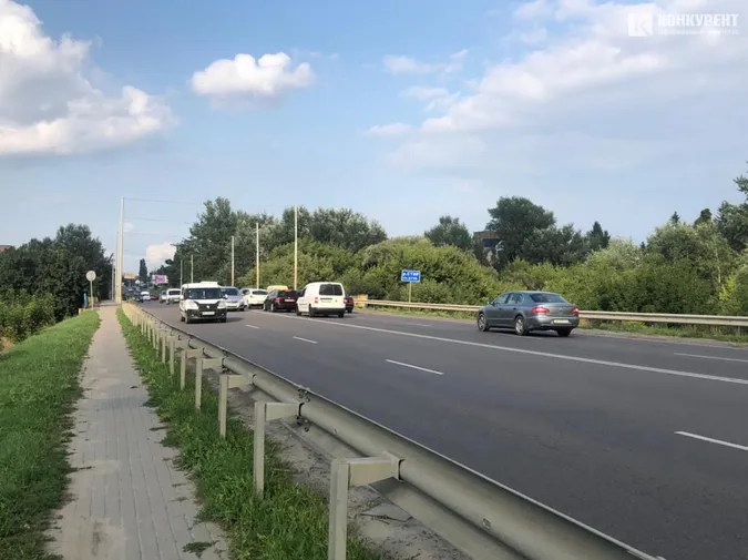 На виїзді з Луцька на мосту зіткнулись Fiat і Ford (фото)