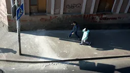 У центрі Луцька штукатурка з будинку обвалюється на голови перехожих (фото)