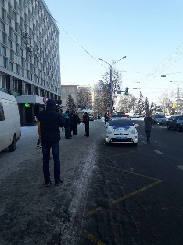Сирени і проблискові маячки: як лучани реагують на авто зі спецсигналами (фото)