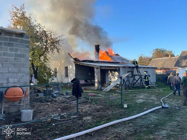 Почалось з горища і перейшло на покрівлю: на Волині горів житловий будинок (фото)