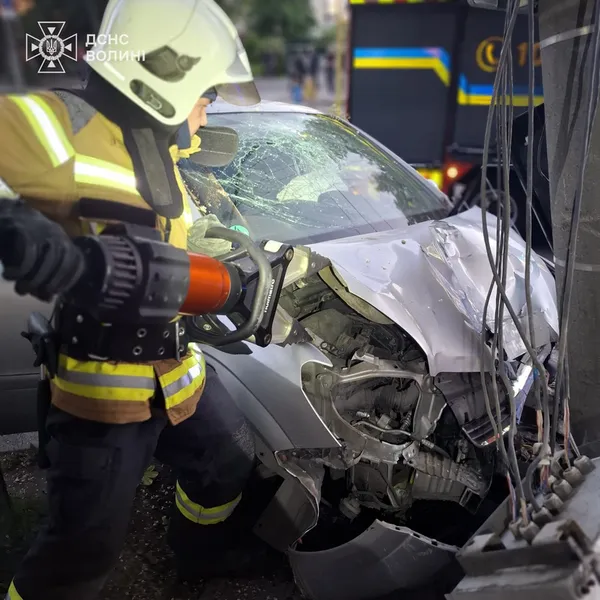 ДТП на Відродження у Луцьку: на місці працювали рятувальники (фото)