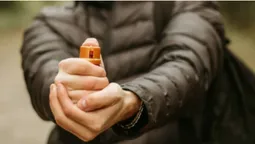 У Луцьку невідомий забризкав поліцейського газовим балончиком та хотів зґвалтувати його дружину, – ЗМІ (відео)