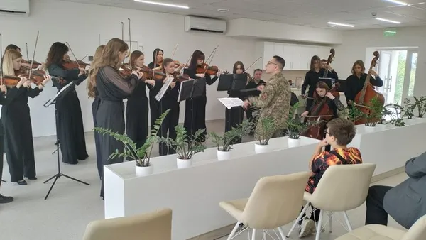 Лікувати не лише тіло, а й душу: у Луцьку організували концерт для військових на реабілітації (фото, відео)