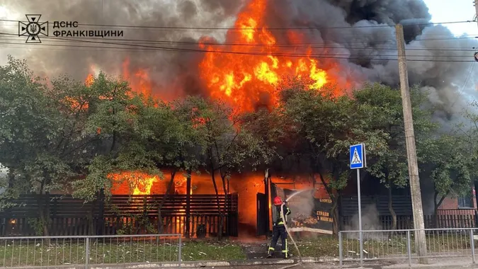 У Франківську сталася масштабна пожежа – згорів двоповерховий паб (фото, відео)
