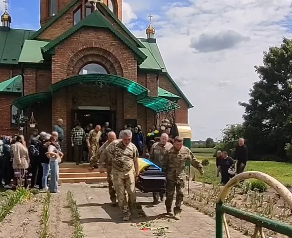 На Волині попрощалися з полеглим воїном Сергієм Пташенчуком (фото)
