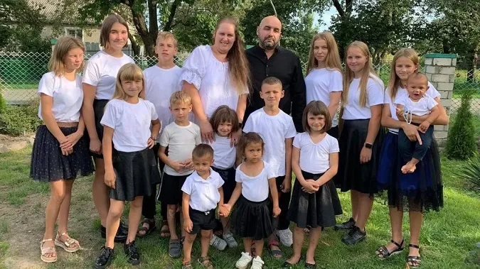 Найменшій дитині – півтора року: волинянка виховує 17 всиновлених, прийомних та патронатних дітей (фото, відео)