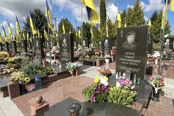 Алея почесних поховань на міському кладовищі в Гаразджі