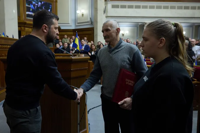 Президент вручив орден «Золота Зірка» рідним загиблого Героя з Волині Віталія Пархомука