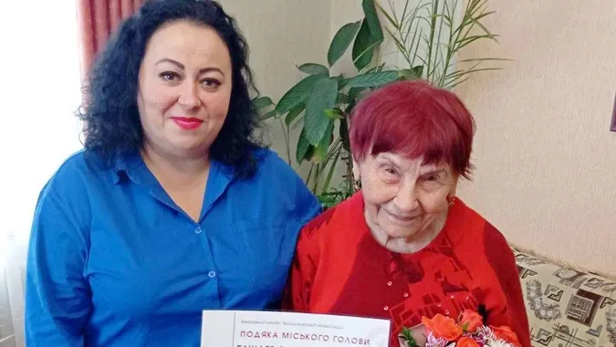 Союзянка та книголюбка: у місті на Волині  привітали довгожительку з 90-річчям