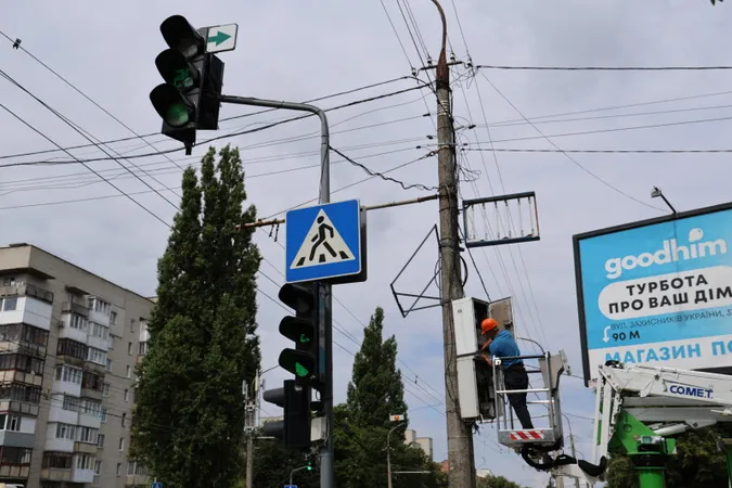 У Луцьку ще один світлофор обладнали сонячними панелями (фото)