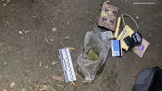 У центрі Луцька в 14-річної дівчини виявили пакет із речовиною, схожою на наркотики