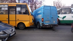 Аварія у Луцьку: не розминулися бус і маршрутка (фото)