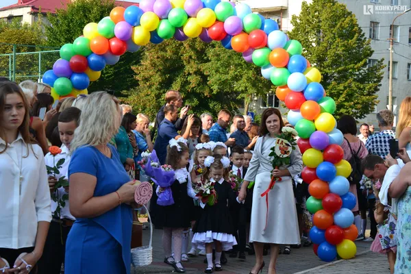Кульки і квіти: у Луцькій школі № 9 святкували День знань (фото)
