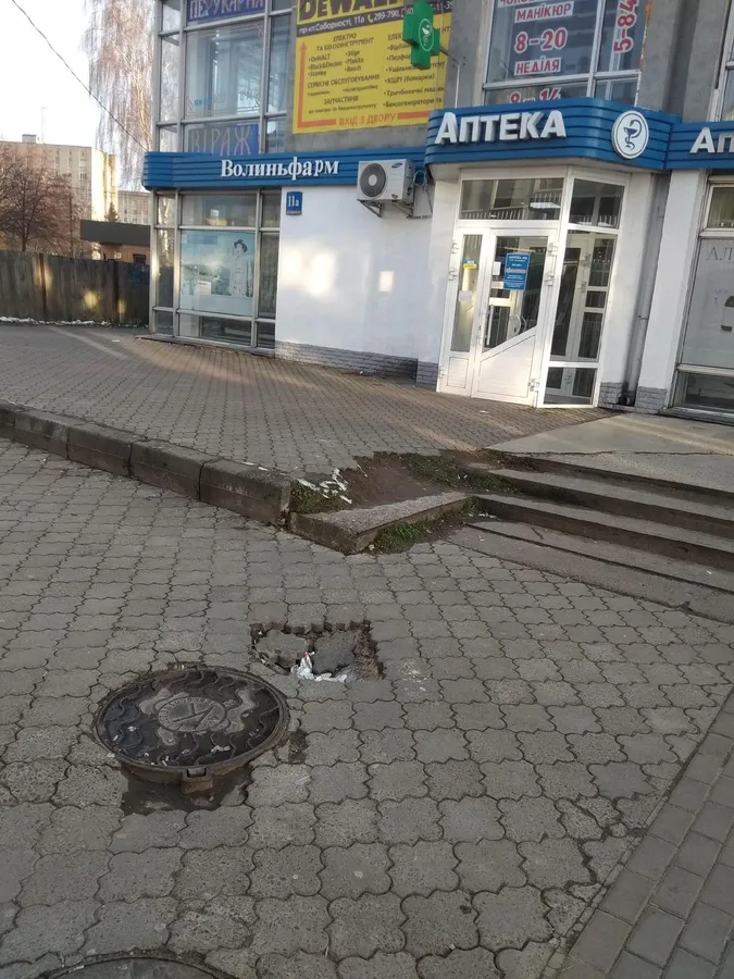 У Луцьку скаржаться на просідання ґрунту у пішохідній зоні (фото)