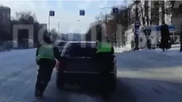 У Луцьку посеред дороги «заглохла» Audi – до узбіччя її доштовхали копи (відео)