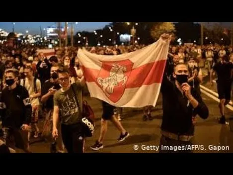 Стрілянина гумовими кулями і вибухи: на протестах у Мінську знову є поранені (відео)