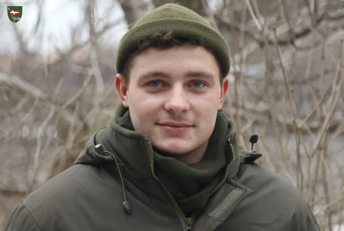 «Коли там дівчата мені почнуть писати» : у волинській бригаді служить мегапозитивний Колюня (фото)