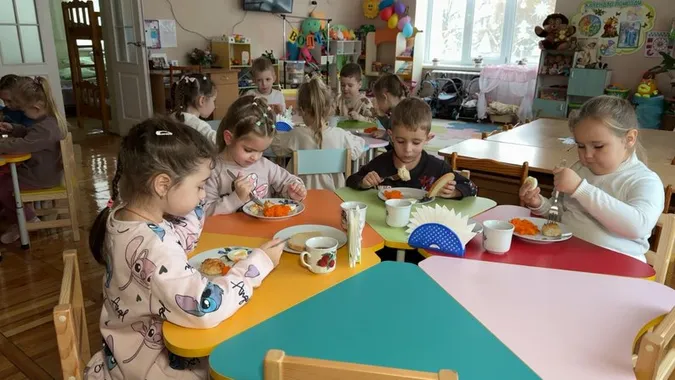 Як подати заяву на безплатне харчування дітей у школах і дитсадках Луцька (відео)