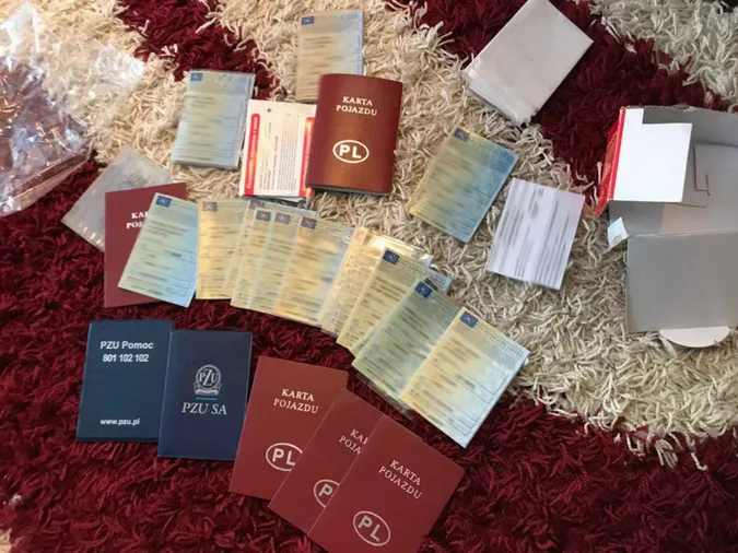 Через «Ягодин» незаконно ввозили автомобілі на «бляхах» : викрили схему (фото) 