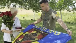 На Волині матір загиблого воїна, яка відмовилася від нагороди з рук влади, прийняла її від побратимів сина (відео)
