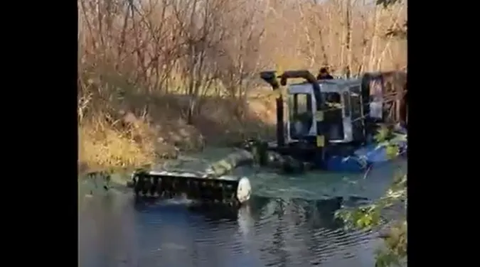 До метра мулу і сміття: у луцькому парку чистять канали (відео)