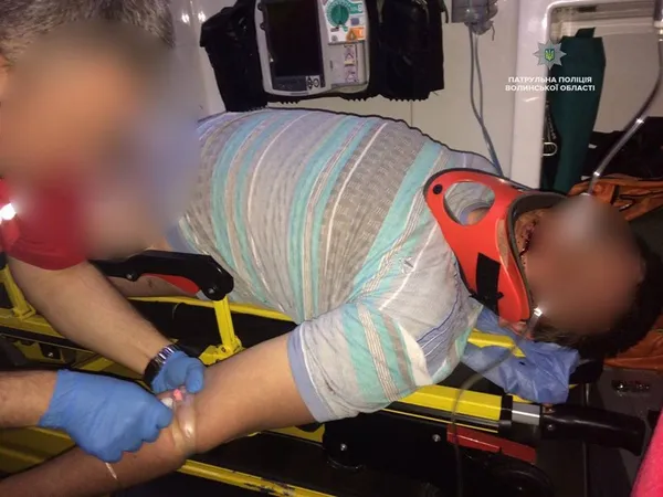Майже без одягу і в крові: у Луцьку на вулиці знайшли чоловіка (фото, відео)