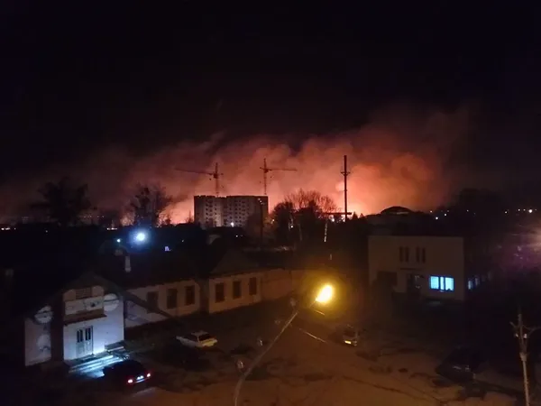 У Луцьку – пожежа, горить луг у районі вулиці Чернишевського (фото)