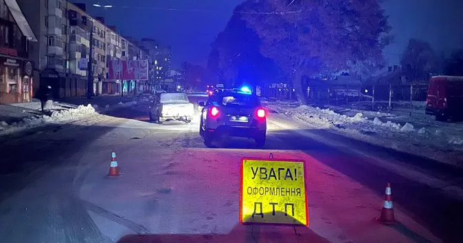 Переходили дорогу: у Луцьку двоє дівчат потрапили під колеса автівок (фото, відео)
