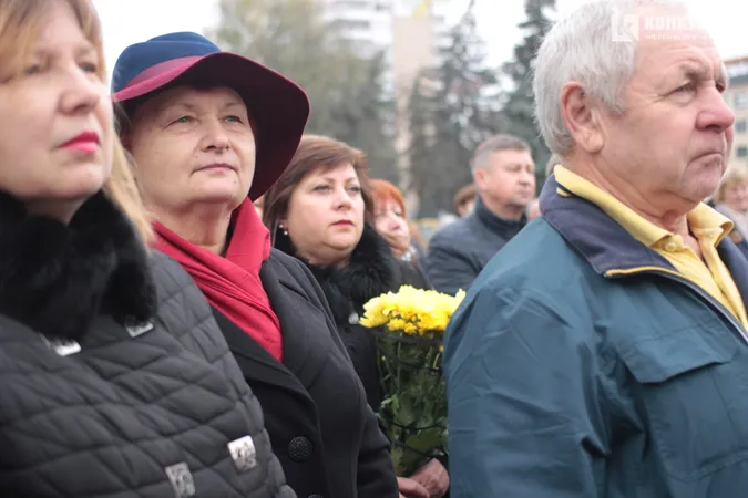 У Луцьку поклали квіти до стели загиблим захисникам України (фото, відео)