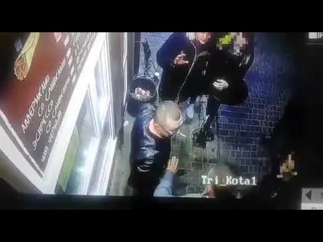 На Запоріжжі чоловік погрожував пістолетом, стоячи в черзі за шаурмою (відео)
