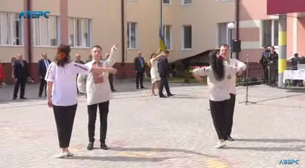 Із піснями і вальсом, але з дистанцією і онлайн: у Луцьку відбулося свято Останнього дзвоника (фото)
