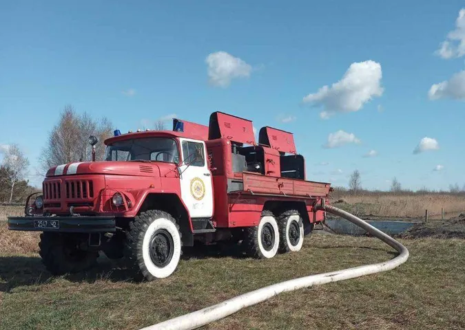 У Ратнівському районі борються з вогнем на торфовищі: допомагають місцеві (фото)