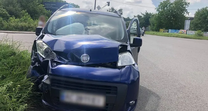 У Нововолинську на перехресті не роз'їхалися два авто (фото)