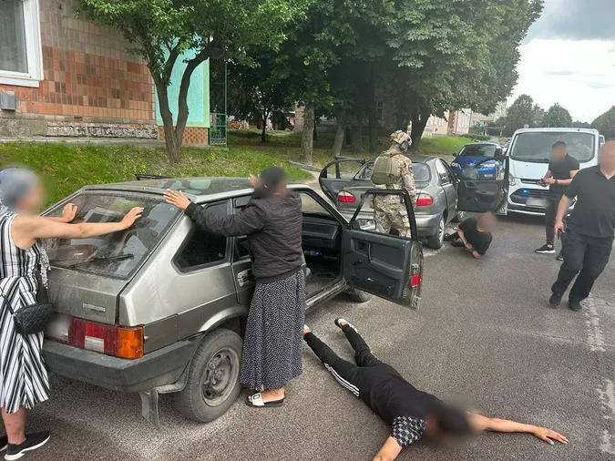 У Луцькій громаді організували переправляння «багатодітних батьків» за кордон (фото, відео)