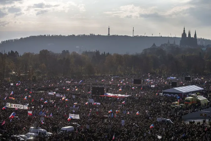 У Празі тисячі людей вимагають відставки прем'єра (фото)