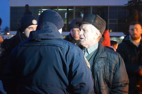У центрі Луцька чоловік під час флеш-мобу хотів «спалити Путіна» (фото, відео 18+)