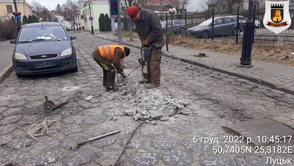У Луцьку в Старому місті демонтують обмежувачі руху